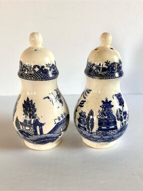 RARE Vintage Blue and White Willow Pattern Ceramic Salt and Pepper Shakers